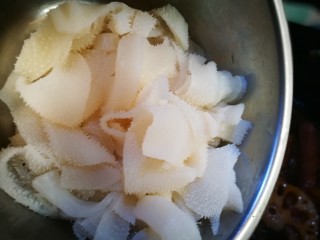 19、家宴菜谱～鸡鸭鱼肉之毛血旺,倒入飞过水的牛百叶