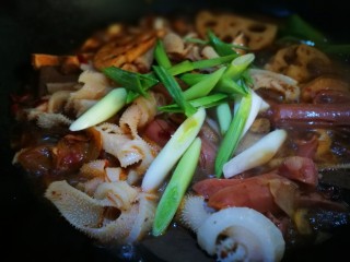 20、家宴菜谱～鸡鸭鱼肉之毛血旺,翻炒均匀 加入青蒜即可出锅