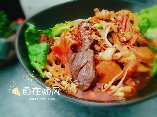 21、家宴菜谱～鸡鸭鱼肉之毛血旺,将菜盛在豆芽碗中 撒上一小把辣椒粉和花椒在菜上 热油一浇 麻辣味道更加香浓四溢 太诱人啦????????????