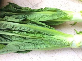 1、（两吃）莴笋叶蒸麦饭,两根莴笋的叶子