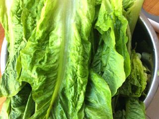 2、（两吃）莴笋叶蒸麦饭,摘下叶子洗净控水