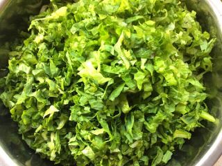 3、（两吃）莴笋叶蒸麦饭,切碎备用