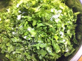 4、（两吃）莴笋叶蒸麦饭,撒少许盐，拌均匀