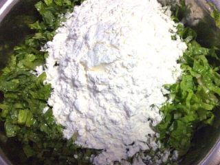 5、（两吃）莴笋叶蒸麦饭,倒入适量面