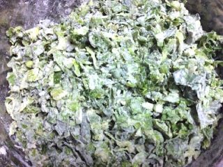 6、（两吃）莴笋叶蒸麦饭,拌均匀