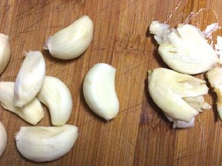 8、（两吃）莴笋叶蒸麦饭,拨一头蒜，用刀背压扁剁碎