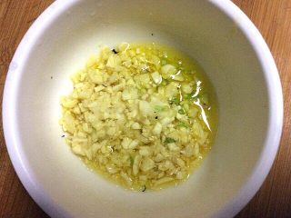 11、（两吃）莴笋叶蒸麦饭,泼入蒜末中