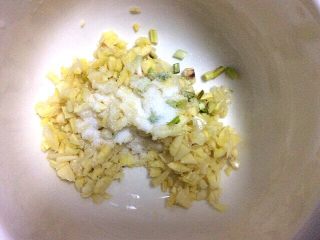 9、（两吃）莴笋叶蒸麦饭,蒜末放碗中加入少许盐