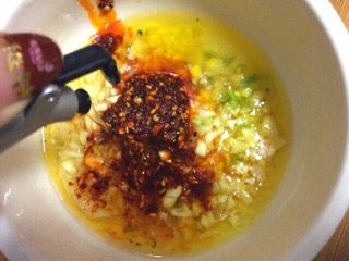 13、（两吃）莴笋叶蒸麦饭,加入少许生抽和醋在倒入少许凉开水