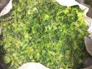 15、（两吃）莴笋叶蒸麦饭,麦饭蒸好，倒入盆中用筷子搅散凉一下