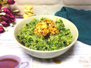 17、（两吃）莴笋叶蒸麦饭,浇入蒜汁搅拌均匀就可以吃了，（一种吃法）