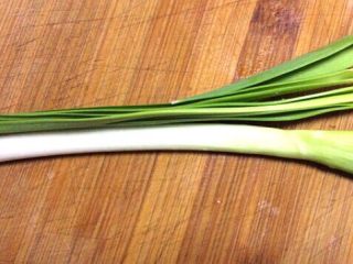 18、（两吃）莴笋叶蒸麦饭,取一根蒜苗洗净