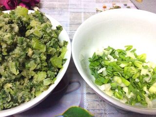 19、（两吃）莴笋叶蒸麦饭,蒜苗切碎，盛一碗麦饭