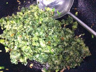 22、（两吃）莴笋叶蒸麦饭,倒入麦饭炒均匀