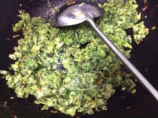 23、（两吃）莴笋叶蒸麦饭,放少许盐炒均匀