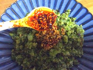 24、（两吃）莴笋叶蒸麦饭,盛入盘中，放一点油泼辣子