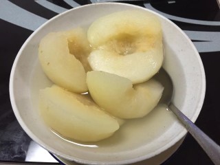 2、冰糖雪梨（原味、冰糖、枸杞大补）????️,放在锅里，搁水蒸20―30分钟，即可出锅。糖水混合梨子的清香，美美哒，隔壁小孩馋哭了????️