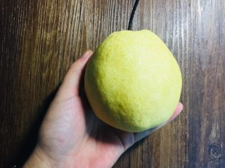 1、#懒人料理#冰糖雪梨炖雪耳枣,选择一个适中的雪梨，表面有吭磕的最好吃！光滑的反倒没有这种好哦！