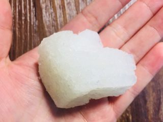 2、#懒人料理#冰糖雪梨炖雪耳枣,黄冰块一小块，选用黄冰块，润喉效果更好！