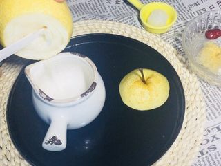 4、#懒人料理#冰糖雪梨炖雪耳枣,把雪梨的顶部切开，中间的果壳挖出来！适量的果肉也挖出一点！