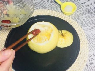 5、#懒人料理#冰糖雪梨炖雪耳枣,然后依次放入泡发的雪耳和红枣！