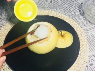 6、#懒人料理#冰糖雪梨炖雪耳枣,把黄冰块放入中间！看着大其实还好！