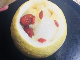 7、#懒人料理#冰糖雪梨炖雪耳枣,然后放入几粒枸杞！枸杞最后放在表面，让炖的时候味道慢渗透到里面！