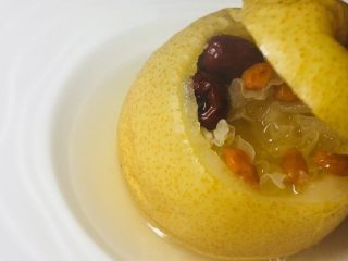 9、#懒人料理#冰糖雪梨炖雪耳枣,炖时间差不多为20分钟！一打开，可以看到陶瓷内也有很多汤汁！