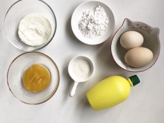 1、南瓜溶豆,准备材料如上图，南瓜蒸熟用料理机打成泥状