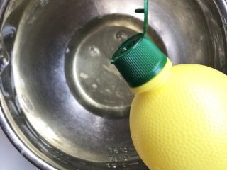 5、南瓜溶豆,滴入几滴柠檬汁，一次或者分三次加入白砂糖，也可以不加糖，不够稳定性相对会比较弱