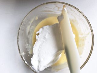 8、南瓜溶豆,取少许蛋白霜至南瓜奶粉糊里混合均匀，用翻拌或者切拌的手法