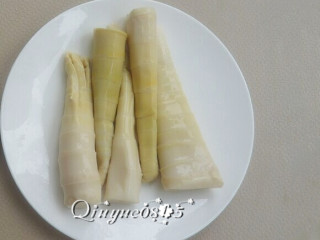 1、水煮竹笋汤#健康美颜餐#,买的袋装春笋，用清水浸泡一小时左右。