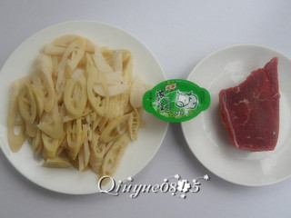 2、水煮竹笋汤#健康美颜餐#,斜切笋片；准备牛肉和浓汤宝
