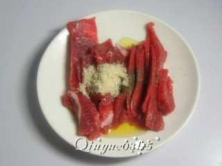 3、水煮竹笋汤#健康美颜餐#,牛肉切片，用鸡粉、橄榄油、胡椒粉腌制