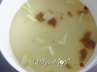 4、水煮竹笋汤#健康美颜餐#,水锅化开浓汤宝，放入葱姜花椒辣椒