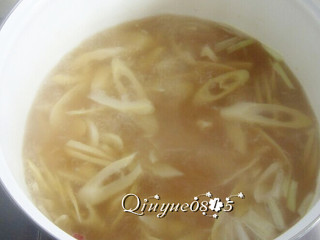 5、水煮竹笋汤#健康美颜餐#,放入笋片、盐。