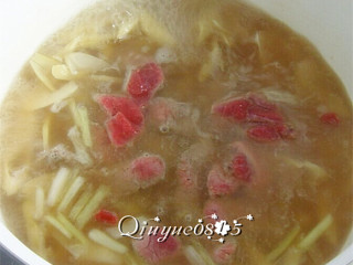 6、水煮竹笋汤#健康美颜餐#,等笋片熟好后放入牛肉片。