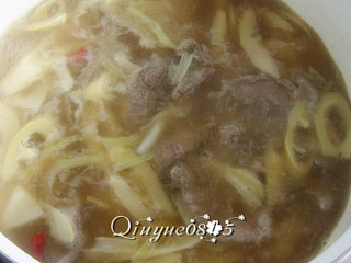 7、水煮竹笋汤#健康美颜餐#,出锅前放入鸡粉、香油等调味品。