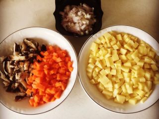 1、三丁面,准备材料大合照 红萝卜 香菇 土豆分别切丁 洋葱 蒜 姜 葱切丝备用 
