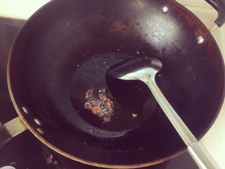 2、三丁面,热锅放油 然后放入花椒 八角爆香出味