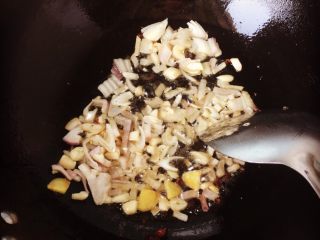 3、三丁面,然后放入切好的姜丝蒜葱头翻炒爆香