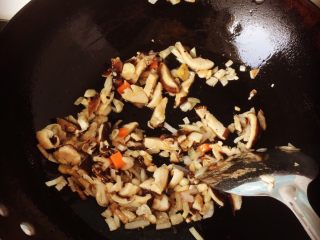 4、三丁面,接着先把香菇放到锅里翻炒 炒一到两分钟（香菇切的不好看 哈哈哈????）