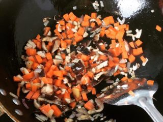 5、三丁面,香菇翻炒之后 陆续放入红萝卜 继续翻炒 这是不需要放任何调料