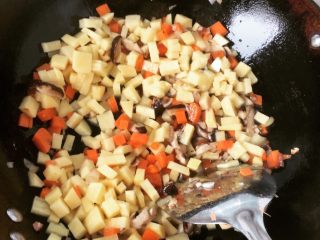 6、三丁面,因为土豆比较容易炒熟 所以最后才放入土豆 翻炒一下