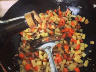 8、三丁面,接着放适量酱油………