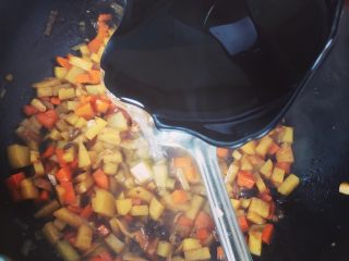 10、三丁面,炒的所有菜差不多熟了的时候 放两小碗清水 你也可以加白开水 都可以的……