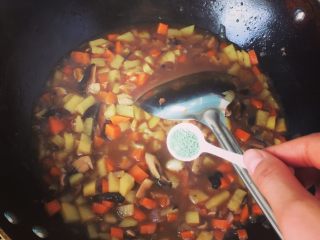 12、三丁面,最后放入一点点鸡精 就好了 有些朋友们可能就会觉得 宝宝小 尽量不要吃鸡精 对宝宝不好 嗯 只是调味 就是因为宝宝吃 所以只放了一些基础的调料 