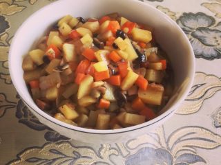 13、三丁面,汤锅里放水下面条 这个大家都会 就不放步骤了 面条快煮熟的时候 放入自己喜欢吃的青菜就可以了 然后把面条捞出来放入碗里 加入炒好的菜 完成 