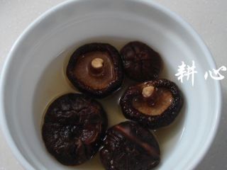 2、香菇炒松花菜,干香菇泡发，择洗干净，用厨房剪刀剪丝。