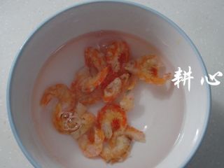 3、香菇炒松花菜,虾米用清水洗净。